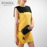 کیف رودوشی زنانه کد TB-6148 برند فسیل رنگ مشکی در دست مانکن خانم