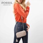 کیف رودوشی زنانه کد TB-6148 برند فسیل رنگ صورتی در دست مانکن خانم