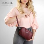 کیف پول زنانه کد TB-6149 برند فسیل رنگ قرمز در دست مانکن خانم