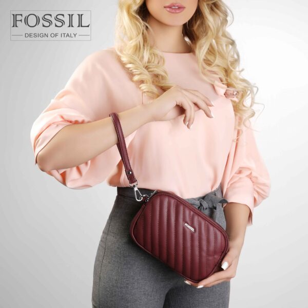 کیف پول زنانه کد TB-6149 برند فسیل رنگ قرمز در دست مانکن خانم