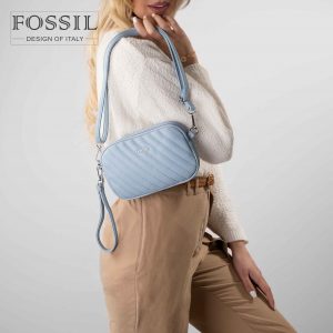 کیف رودوشی زنانه کد TB-6149 برند فسیل رنگ آبی در دست مانکن خانم
