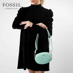 کیف رودوشی زنانه کد TB-6150 برند فسیل رنگ سبز در دست مانکن خانم