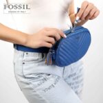 کیف کمری زنانه کد TB-6151 برند فسیل رنگ آبی در دست مانکن خانم