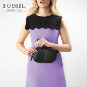 کیف کمری زنانه کد TB-6151 برند فسیل رنگ مشکی در دست مانکن خانم