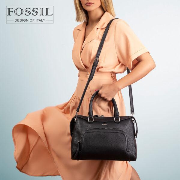 کیف دستی زنانه کد TB-6103 برند فسیل رنگ مشکی در دست مانکن خانم