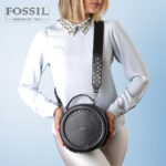 کیف رودوشی زنانه کد TB-6104 برند فسیل رنگ مشکی در دست مانکن خانم