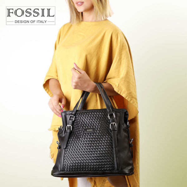 کیف دستی زنانه کد TB-6112 برند فسیل رنگ مشکی در دست مانکن خانم