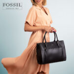 کیف دستی زنانه کد TB-6118 برند فسیل رنگ مشکی در دست مانکن خانم