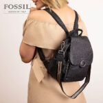 کوله پشتی زنانه کد TB-6121 برند فسیل رنگ مشکی در دست مانکن خانم