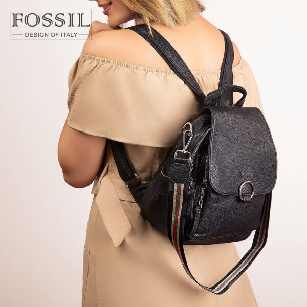 کوله پشتی زنانه کد TB-6121 برند فسیل رنگ مشکی در دست مانکن خانم