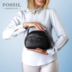 کیف رودوشی زنانه کد TB-6126 برند فسیل رنگ مشکی در دست مانکن خانم