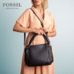 کیف دستی زنانه کد TB-6133 برند فسیل رنگ مشکی در دست مانکن خانم