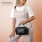 کیف رودوشی زنانه کد TB-6134 برند فسیل رنگ مشکی در دست مانکن خانم