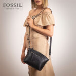 کیف رودوشی زنانه کد TB-6136 برند فسیل رنگ مشکی در دست مانکن خانم