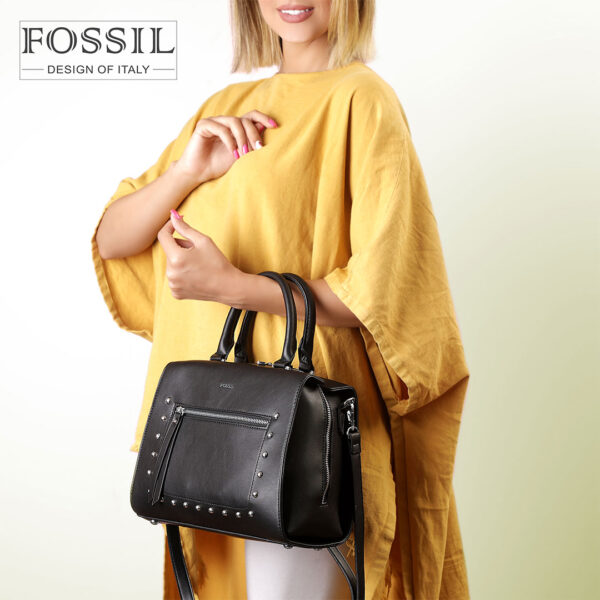 کیف دستی زنانه کد TB-6139 برند فسیل رنگ مشکی در دست مانکن خانم