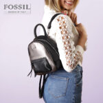 کوله پشتی زنانه کد TB-61455 برند فسیل رنگ مشکی در دست مانکن خانم