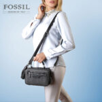 کیف رودوشی زنانه کد TB-6146 برند فسیل رنگ مشکی در دست مانکن خانم