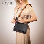 کیف رودوشی زنانه کد TB-6147 برند فسیل رنگ مشکی در دست مانکن خانم