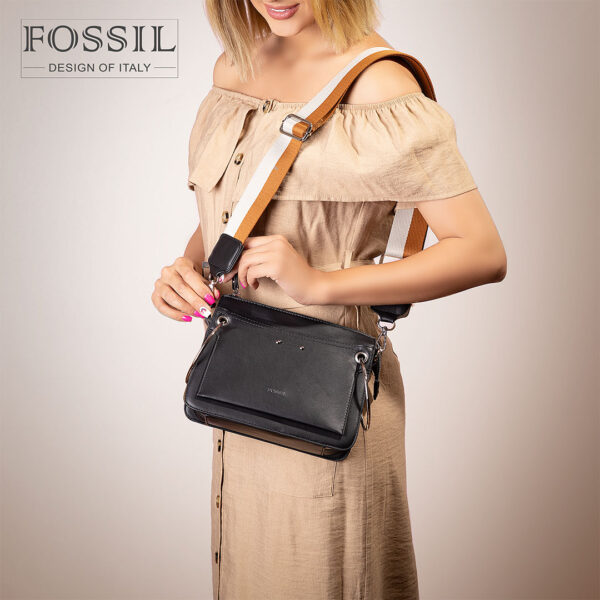 کیف رودوشی زنانه کد TB-6147 برند فسیل رنگ مشکی در دست مانکن خانم