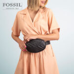 کیف کمری دوشی زنانه کد TB-6150 برند فسیل رنگ مشکی در دست مانکن خانم