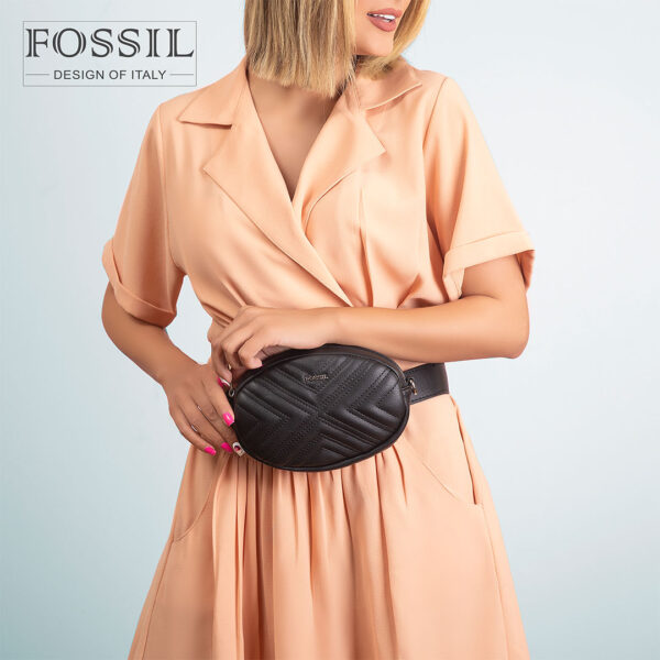 کیف کمری دوشی زنانه کد TB-6150 برند فسیل رنگ مشکی در دست مانکن خانم