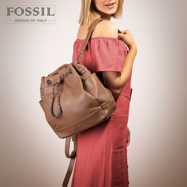 کیف رودوشی زنانه کد LB-2028 برند فسیل رنگ تاپه در دست مانکن خانم