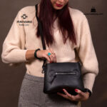 کیف رودوشی زنانه کد RM-2221 برند ماندیرو رنگ مشکی با مدل از جلو ( mandiro RM-2221 )