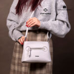 کیف رودوشی زنانه کد RM-2221 برند ماندیرو رنگ طوسی با مدل از جلو ( mandiro RM-2221 )