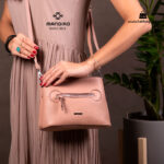 کیف رودوشی زنانه کد RM-2221 برند ماندیرو رنگ صورتی با مدل از جلو ( mandiro RM-2221 )