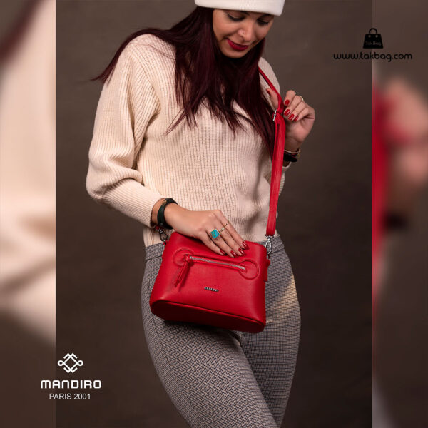کیف رودوشی زنانه کد RM-2221 برند ماندیرو رنگ قرمز با مدل از جلو ( mandiro RM-2221 )