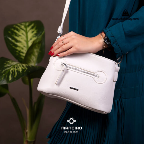 کیف رودوشی زنانه کد RM-2221 برند ماندیرو رنگ سفید با مدل از جلو ( mandiro RM-2221 )