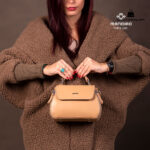 کیف رودوشی زنانه کد RM-2222 برند ماندیرو رنگ کافی با مدل ( mandiro RM-2222 )