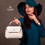 کیف رودوشی زنانه کد RM-2222 برند ماندیرو رنگ کرم با مدل ( mandiro RM-2222 )