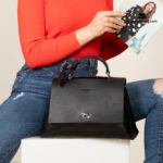 کیف رودوشی زنانه کد RM-2236 برند ماندیرو رنگ مشکی با مدل ( mandiro RM-2236 )