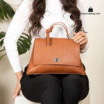 کیف رودوشی زنانه کد RM-2236 برند ماندیرو رنگ قهوه ای با مدل( mandiro RM-2236 )