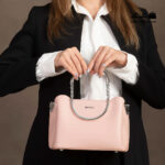 کیف رودوشی زنانه کد RM-2217 برند ماندیرو رنگ صورتی با مدل ( mandiro RM-2217 )