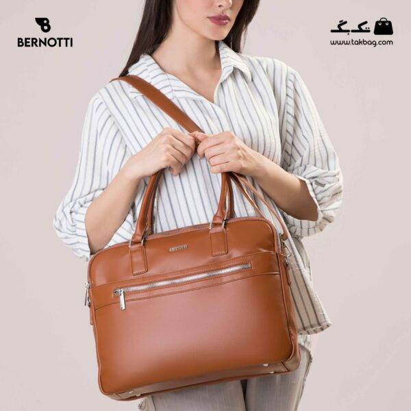 کیف اداری کد TB-6422 برند برنوتی رنگ قهوه ای از جلو محصول با مدل ( Bernotti tb-6422 )
