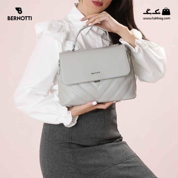 کیف دوشی کد TB-6425 برند برنوتی رنگ طوسی از جلو محصول با مدل ( Bernotti tb-6425 )