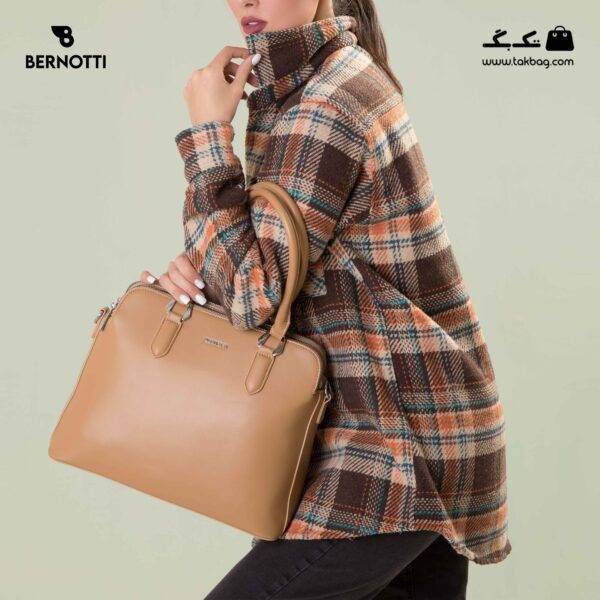 کیف دوشی کد TB-6419 برند برنوتی رنگ کمل از جلو محصول با مدل ( Bernotti tb-6419 )