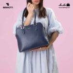 کیف دوشی کد TB-6419 برند برنوتی رنگ آبی تیره از جلو محصول با مدل ( Bernotti tb-6419 )