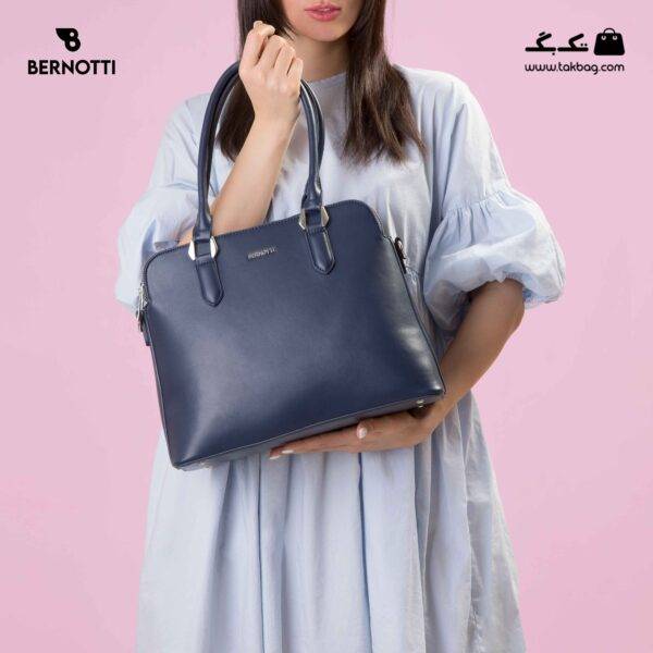 کیف دوشی کد TB-6419 برند برنوتی رنگ آبی تیره از جلو محصول با مدل ( Bernotti tb-6419 )