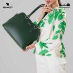 کیف دوشی کد TB-6419 برند برنوتی رنگ سبز از جلو محصول با مدل ( Bernotti tb-6419 )