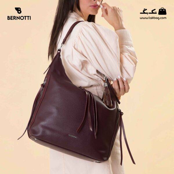 کیف رودوشی کد TB-6421 برند برنوتی رنگ بنفش تیره از جلو محصول با مدل ( Bernotti tb-6421 )