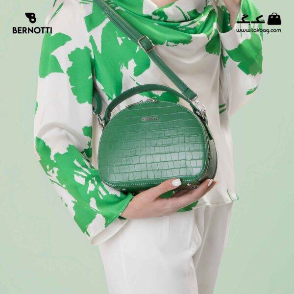 کیف کراس بادی کد TB-6417 برند برنوتی رنگ سبز از جلو محصول با مدل ( Bernotti tb-6417 )