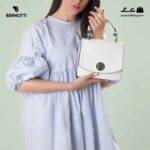 کیف کراس بادی کد TB-6420 برند برنوتی رنگ سفید/ نقره ای از جلوی محصول با مدل( Bernotti tb-6420 )