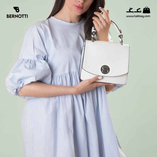 کیف کراس بادی کد TB-6420 برند برنوتی رنگ سفید/ نقره ای از جلوی محصول با مدل( Bernotti tb-6420 )