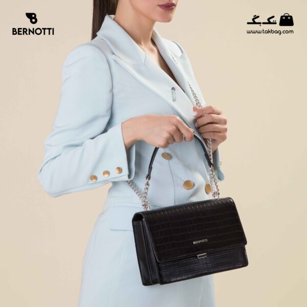 کیف دوشی کد TB-6423 برند برنوتی رنگ مشکی از جلو محصول با مدل ( Bernotti tb-6423 )